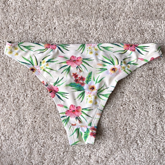 Betty Jade | Floral Bikini - Picture 9 of 11